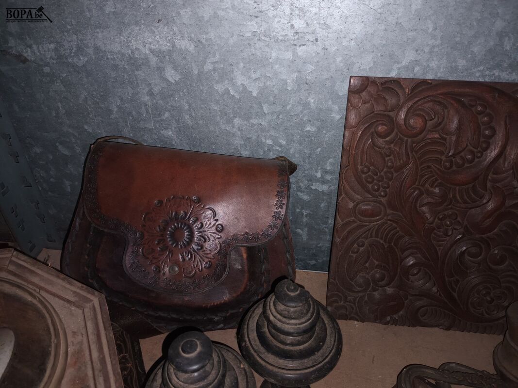 Houten decoratie en lederen tas – foto 4 – kavel bij BOPA Auctions, Ieper
