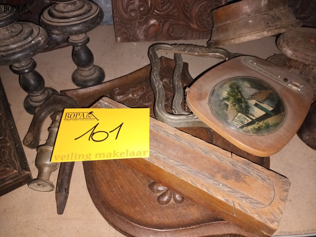 Houten decoratie en lederen tas – foto 5 – kavel bij BOPA Auctions, Ieper