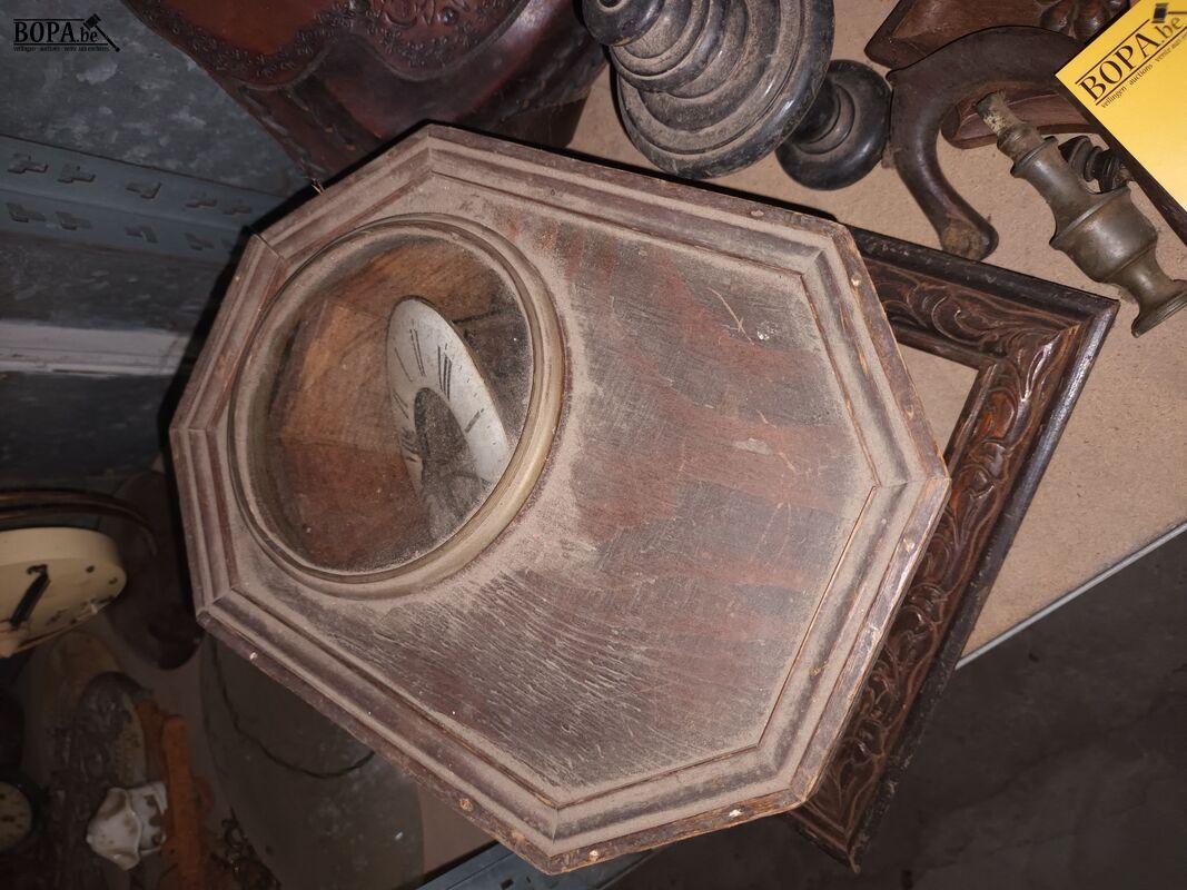 Houten decoratie en lederen tas – foto 6 – kavel bij BOPA Auctions, Ieper