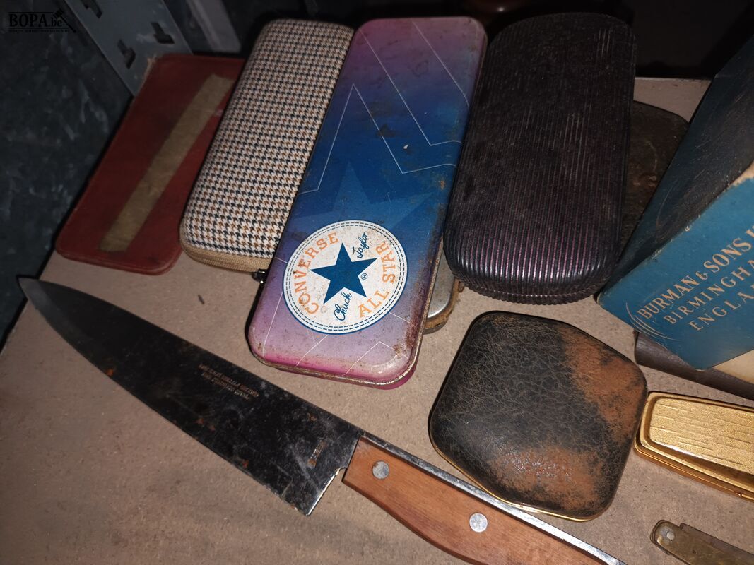 Brillendozen, tondeuse en messen. 10 stuks – foto 5 – kavel bij BOPA Auctions, Ieper