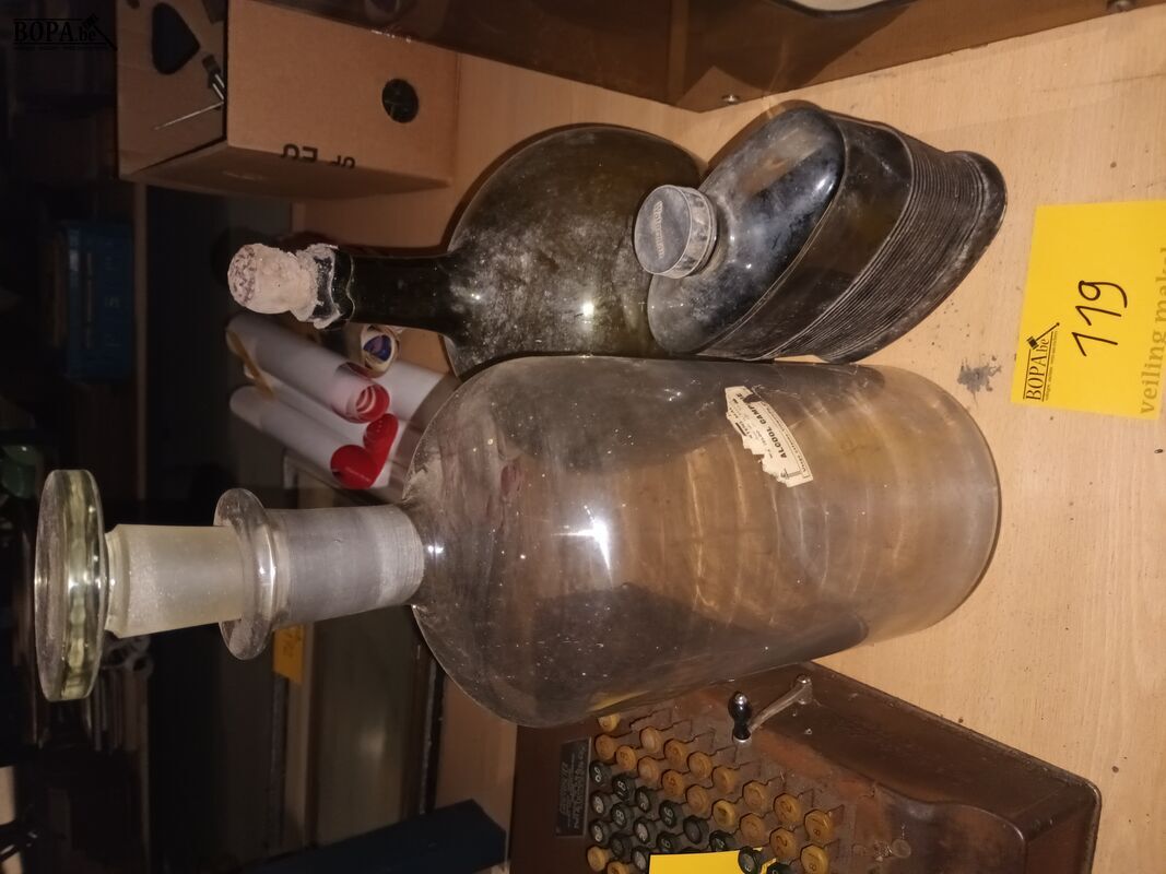Oude flessen. 3 stuks – foto 2 – kavel bij BOPA Auctions, Ieper
