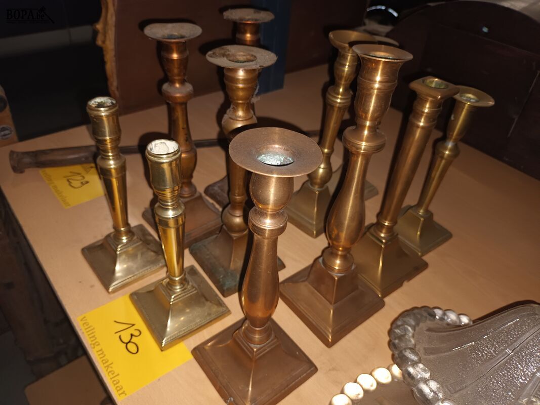 Koperen kandelaars. 11 stuks – foto 3 – kavel bij BOPA Auctions, Ieper