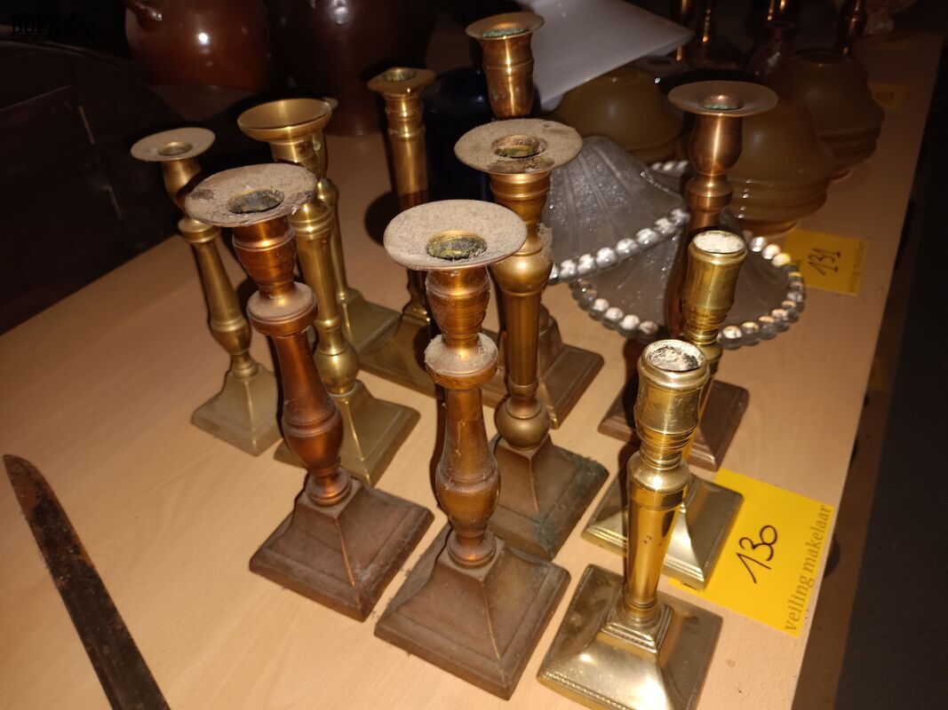 Koperen kandelaars. 11 stuks – foto 4 – kavel bij BOPA Auctions, Ieper