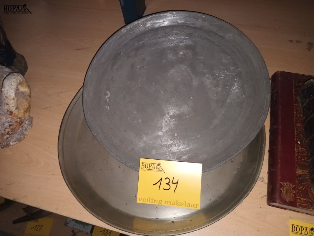 Tinnen schalen en lepel. 4 stuks – foto 4 – kavel bij BOPA Auctions, Ieper