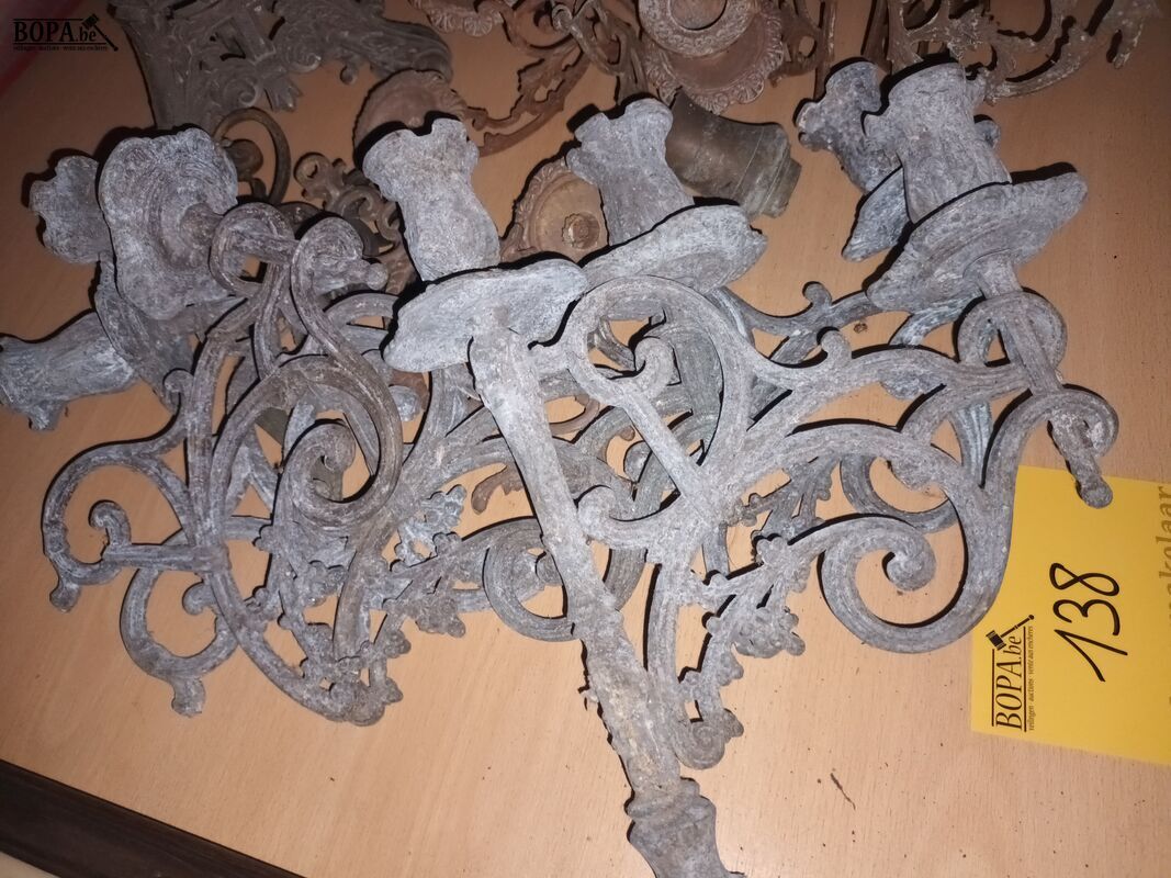 Metalen onderdelen van kandelaars – foto 3 – kavel bij BOPA Auctions, Ieper
