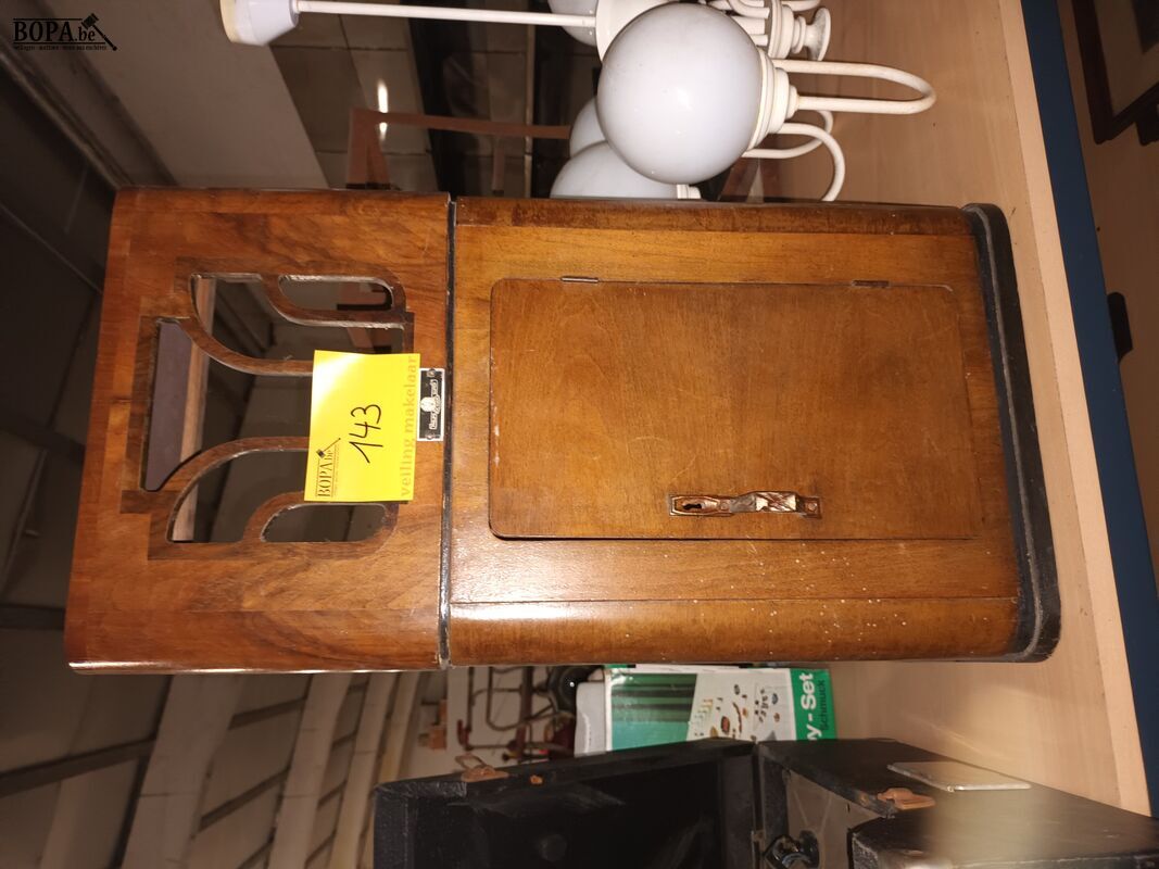 Antiek kastje en leeg radiokastje – foto 2 – kavel bij BOPA Auctions, Ieper