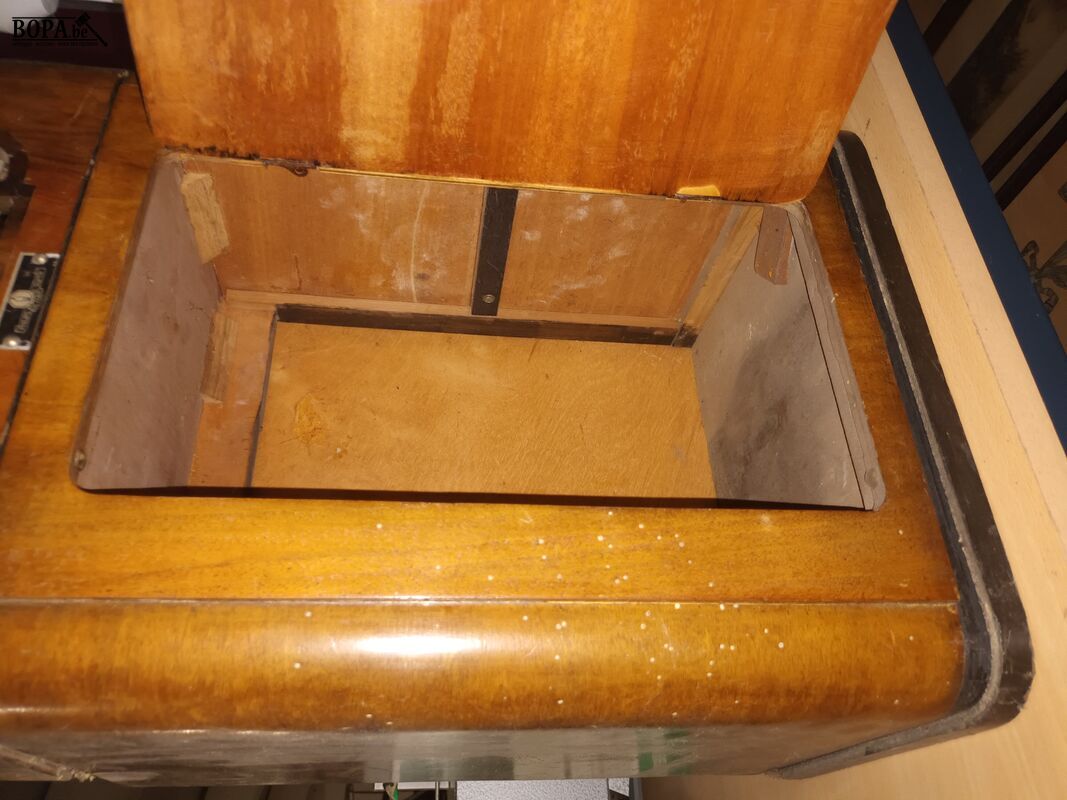 Antiek kastje en leeg radiokastje – foto 4 – kavel bij BOPA Auctions, Ieper