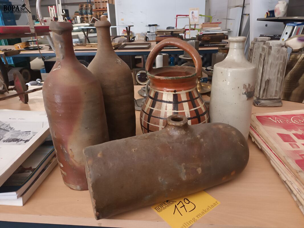 Antieke kruiken en vaas. 5 stuks – foto 2 – kavel bij BOPA Auctions, Ieper