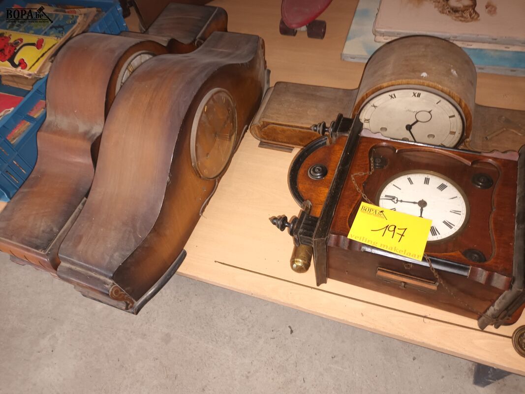 Wandklok en schouwklokken. 4 stuks – foto 2 – kavel bij BOPA Auctions, Ieper