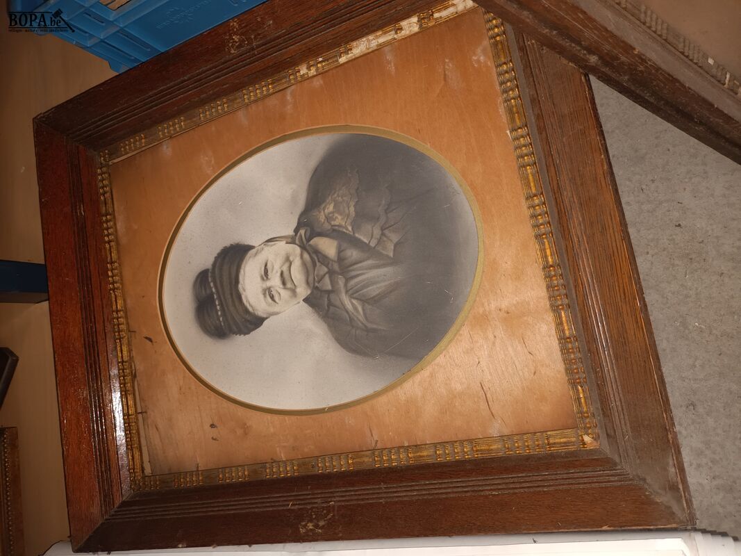 Oude foto’s in kader. 2 stuks – foto 3 – kavel bij BOPA Auctions, Ieper