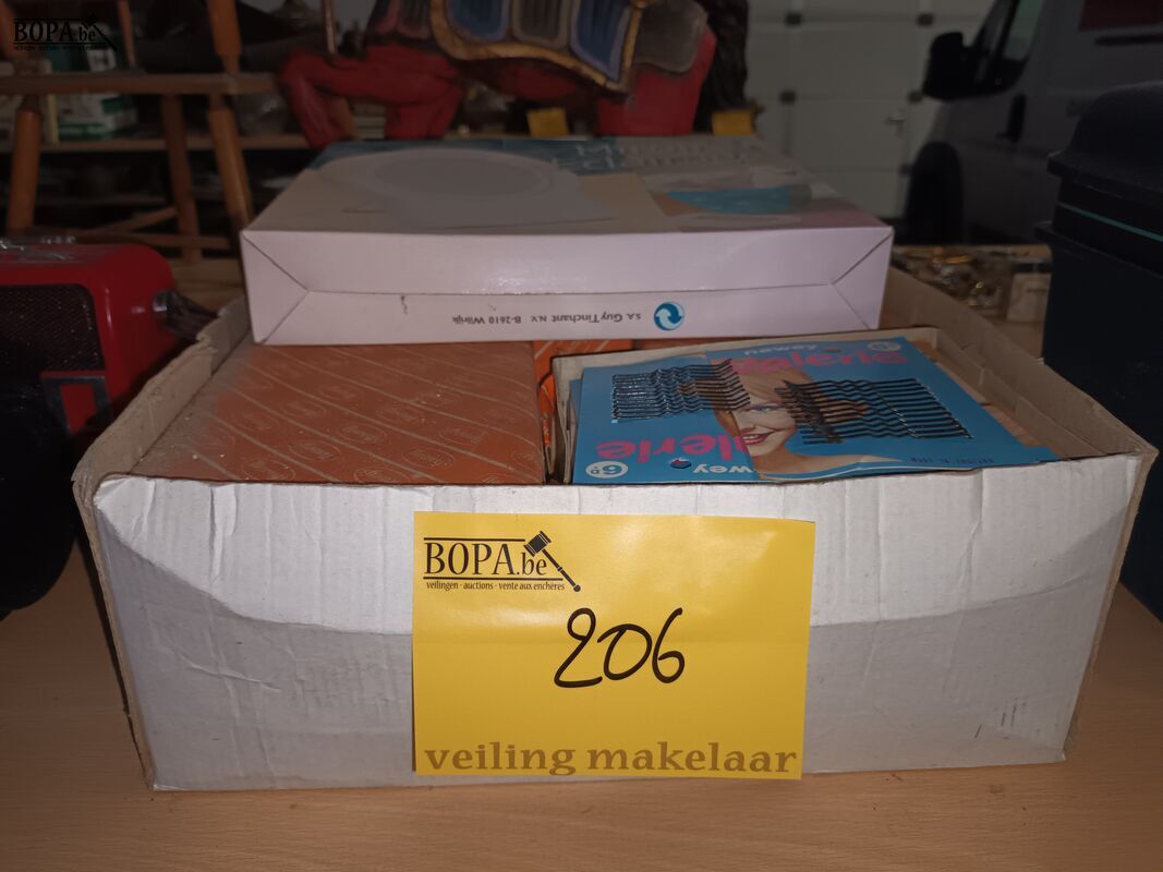 Make-up spiegel en haarspelden – foto 4 – kavel bij BOPA Auctions, Ieper