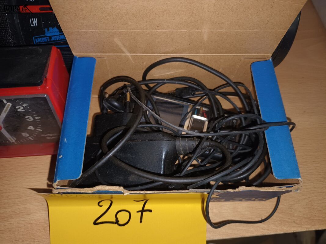 Radio’s, wekkers en gsm – foto 3 – kavel bij BOPA Auctions, Ieper
