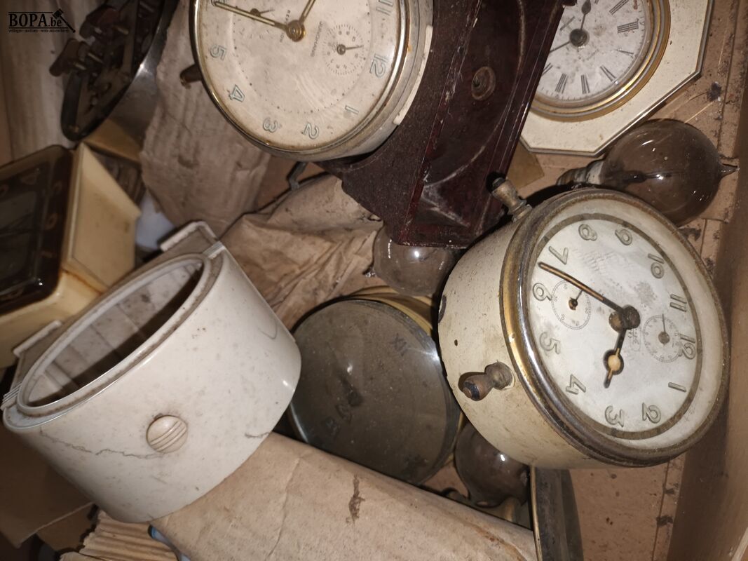 Lot wekkers en onderdelen – foto 5 – kavel bij BOPA Auctions, Ieper