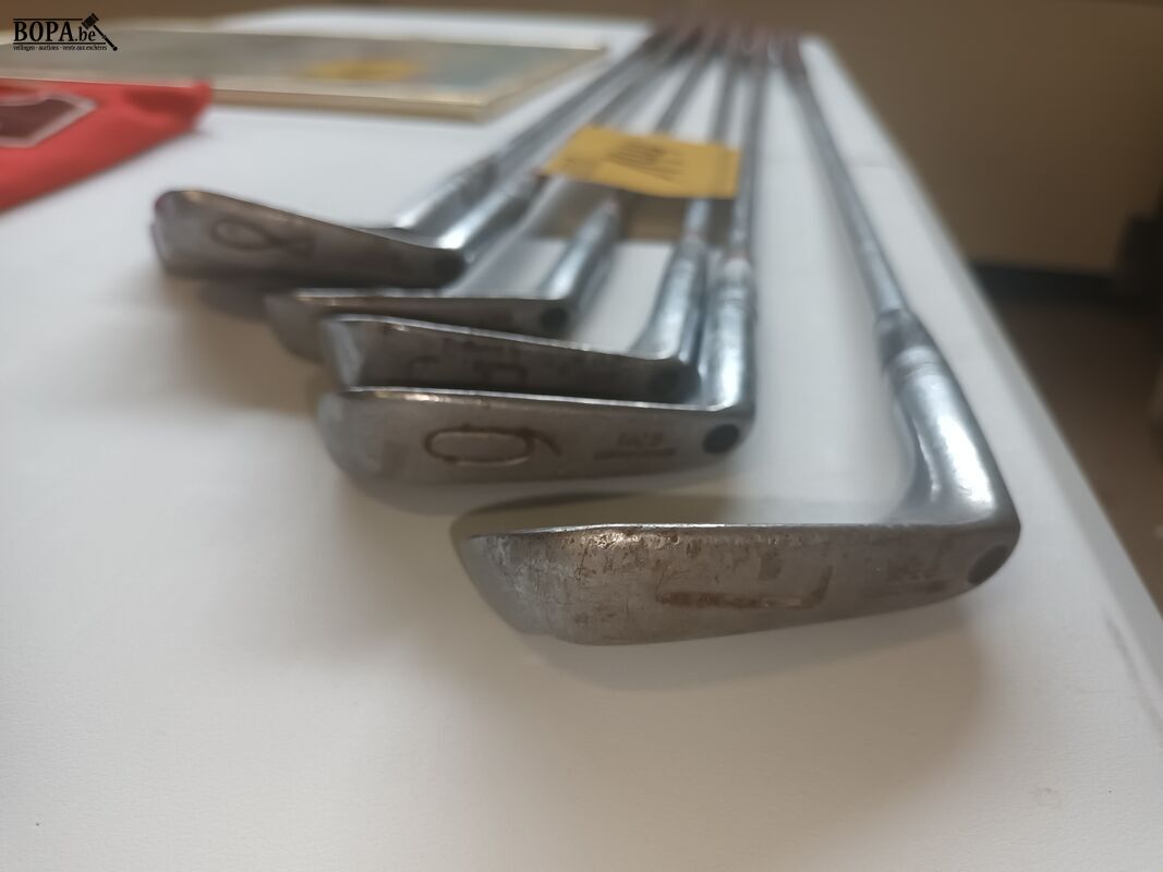 Vintage golf clubs Wilson. 6 stuks – foto 4 – kavel bij BOPA Auctions, Ieper
