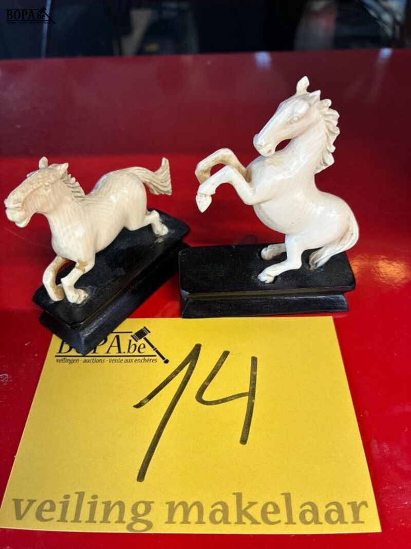 Beeldjes van paarden - 2 stuks – foto 2 – kavel bij BOPA Auctions, Oekene
