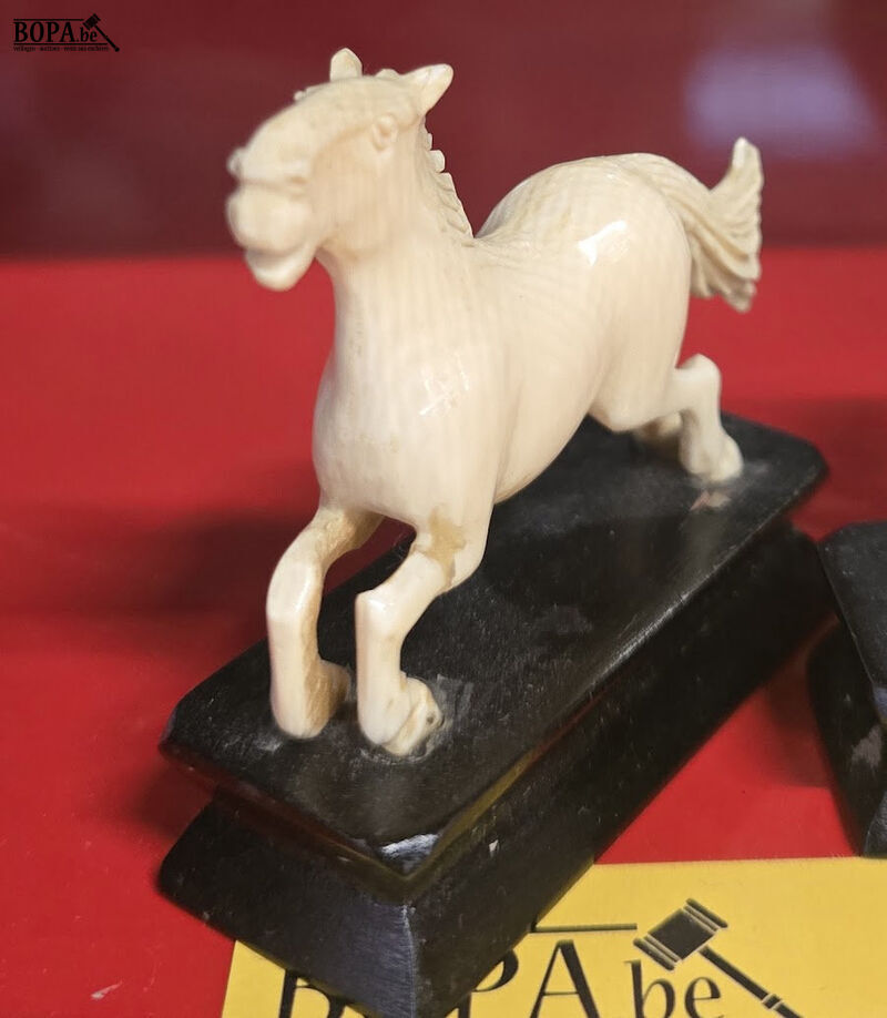 Beeldjes van paarden - 2 stuks – foto 3 – kavel bij BOPA Auctions, Oekene