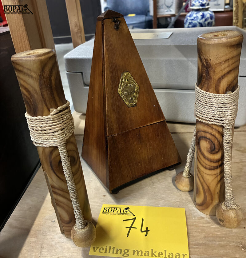 Bamboe rammelaar + antiek houten metronoom – foto 2 – kavel bij BOPA Auctions, Oekene