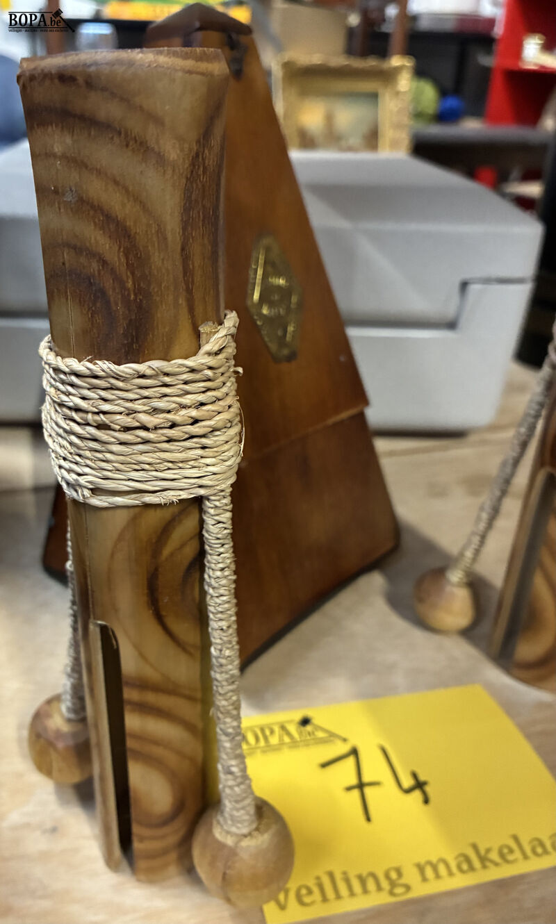 Bamboe rammelaar + antiek houten metronoom – foto 3 – kavel bij BOPA Auctions, Oekene