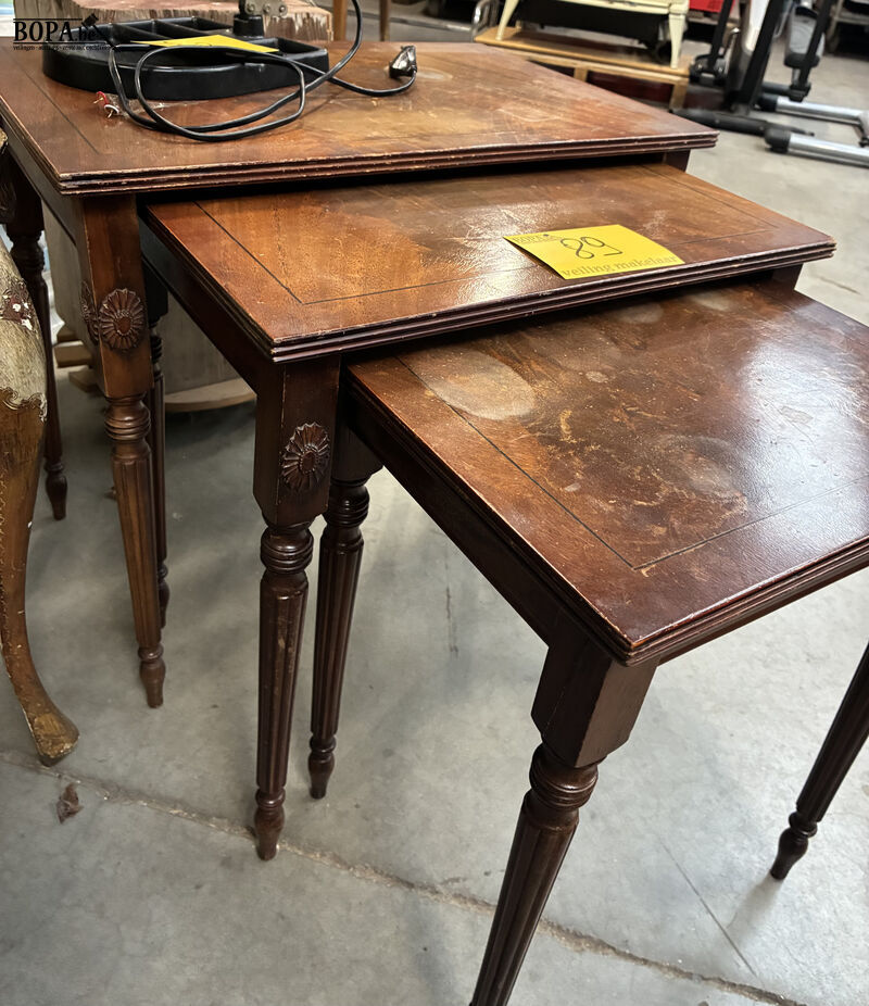 Klassieke houten nesttafels – foto 3 – kavel bij BOPA Auctions, Oekene