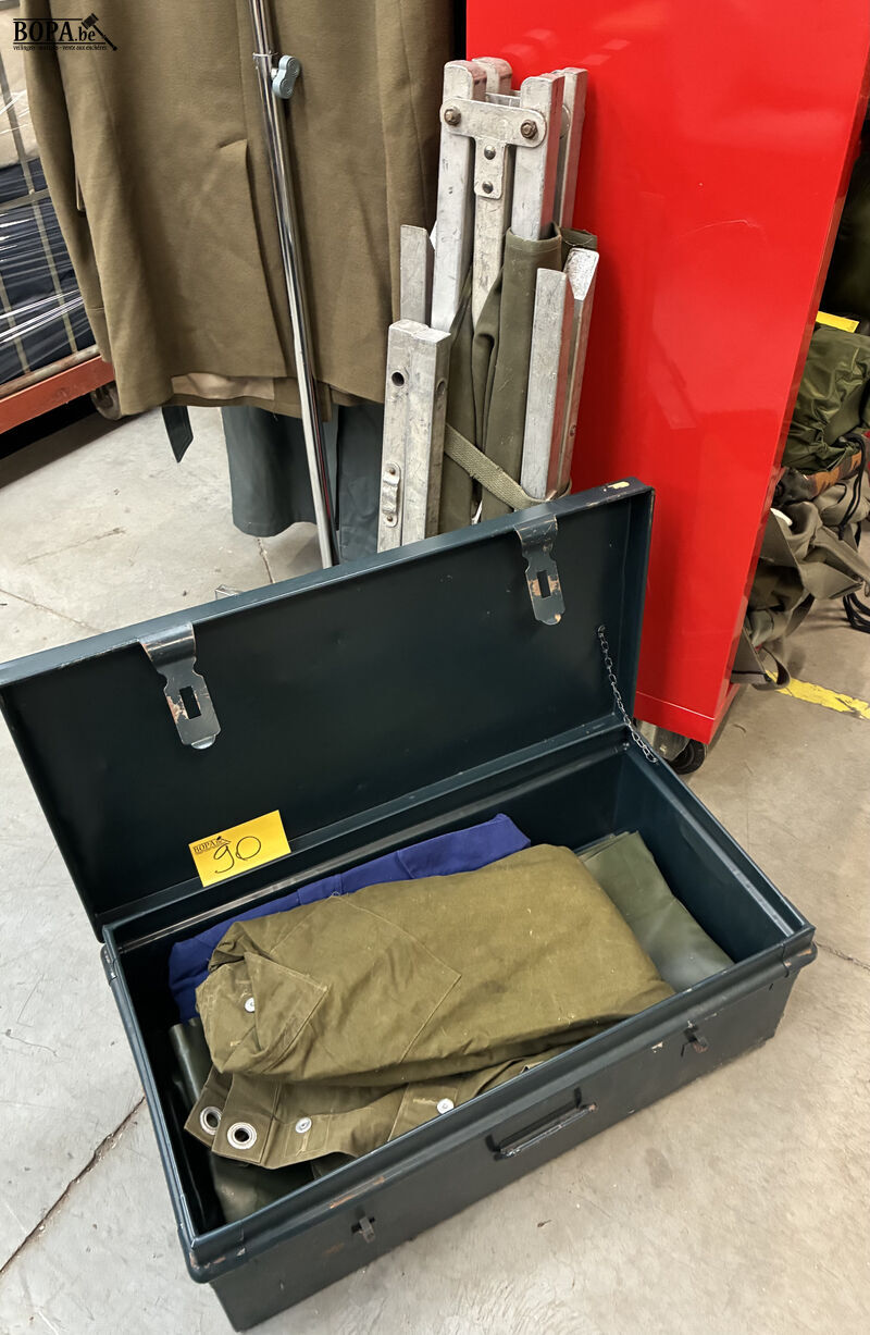 Vintage metalen legerkoffer met textiel + veldbed – foto 2 – kavel bij BOPA Auctions, Oekene