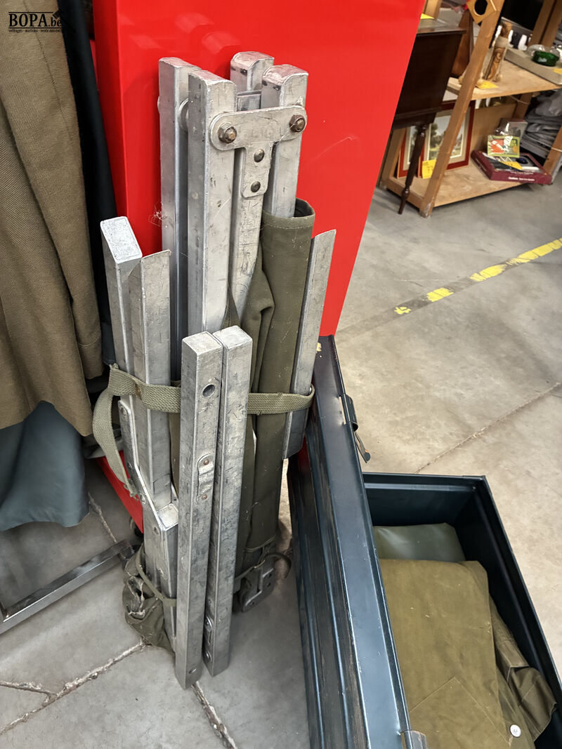 Vintage metalen legerkoffer met textiel + veldbed – foto 3 – kavel bij BOPA Auctions, Oekene