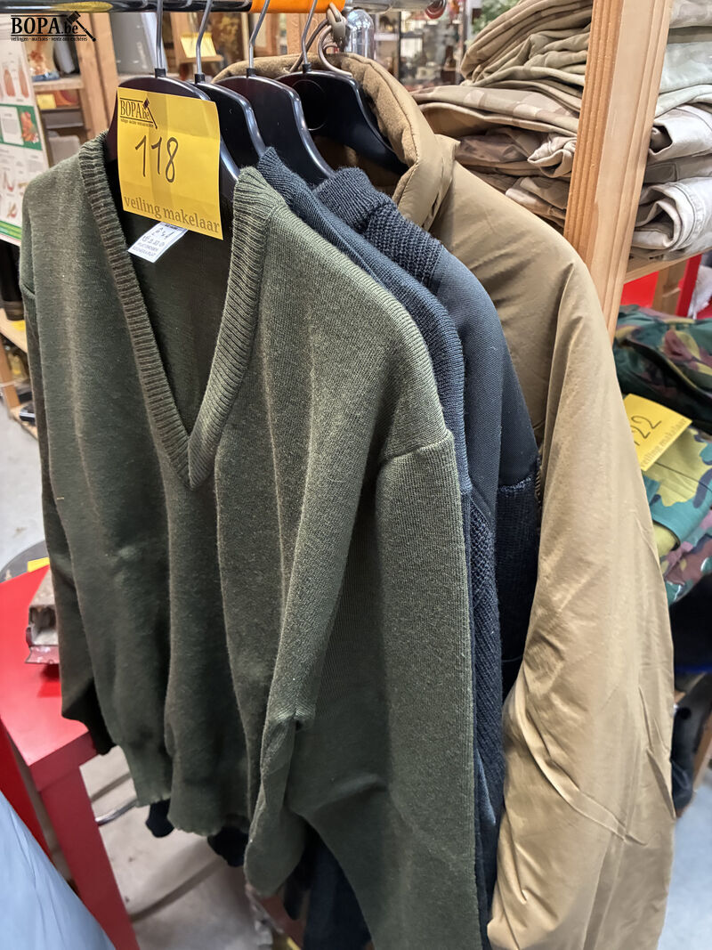 Lot legerkledij – foto 2 – kavel bij BOPA Auctions, Oekene