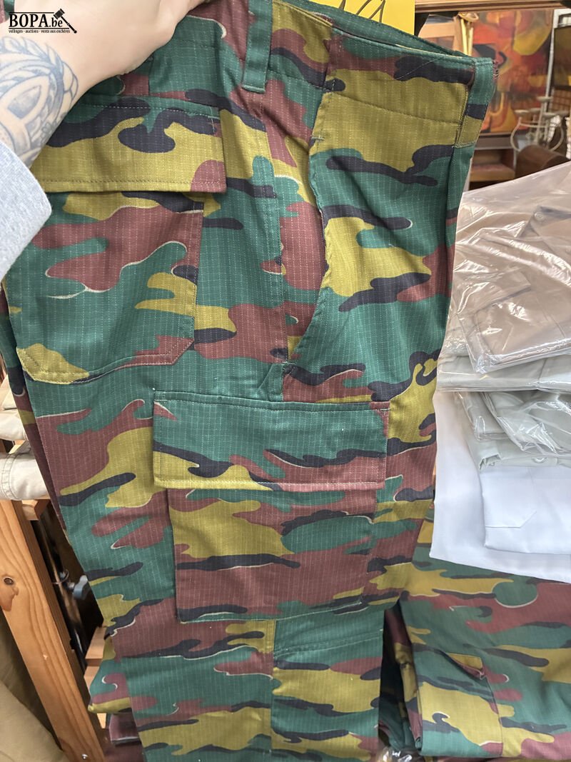 Lot camouflage legerkledij – foto 6 – kavel bij BOPA Auctions, Oekene