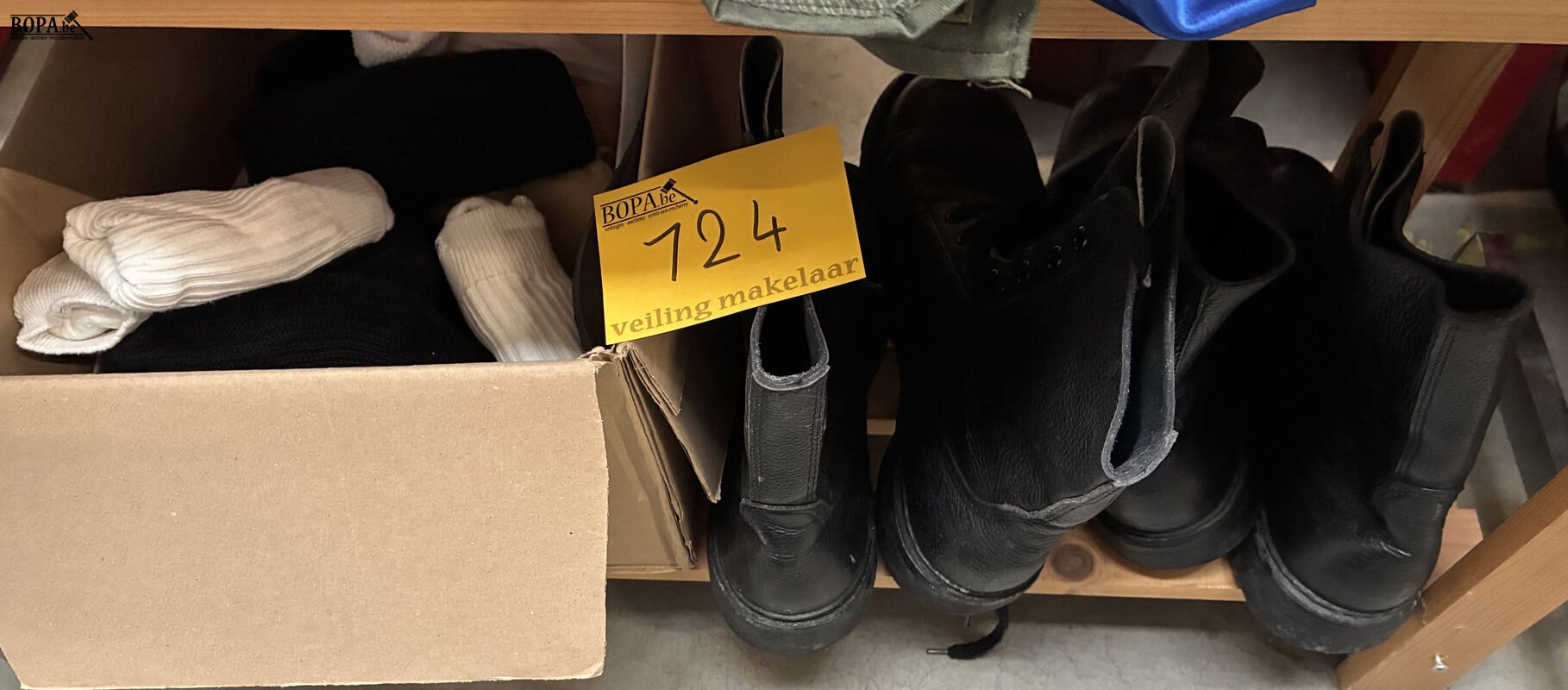 Lot legerbottines en kousen – foto 2 – kavel bij BOPA Auctions, Oekene