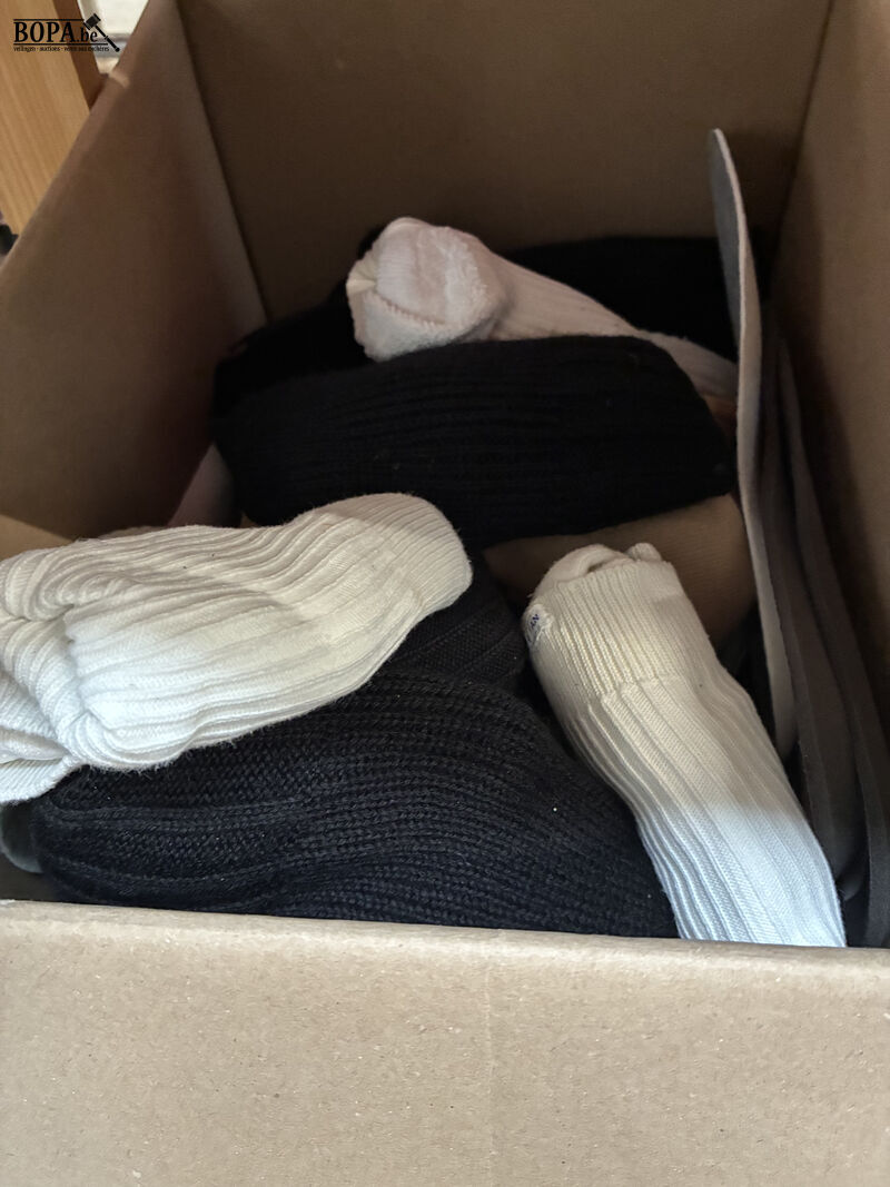 Lot legerbottines en kousen – foto 3 – kavel bij BOPA Auctions, Oekene