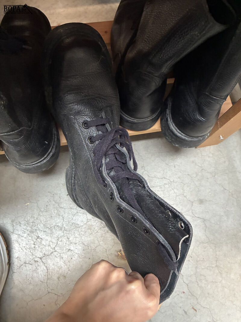 Lot legerbottines en kousen – foto 5 – kavel bij BOPA Auctions, Oekene