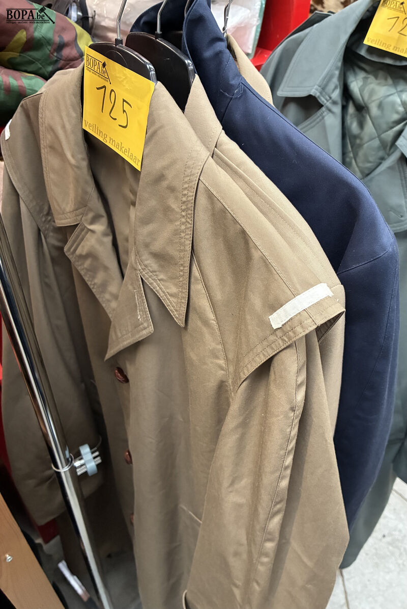 Lot legerkostuums – foto 2 – kavel bij BOPA Auctions, Oekene