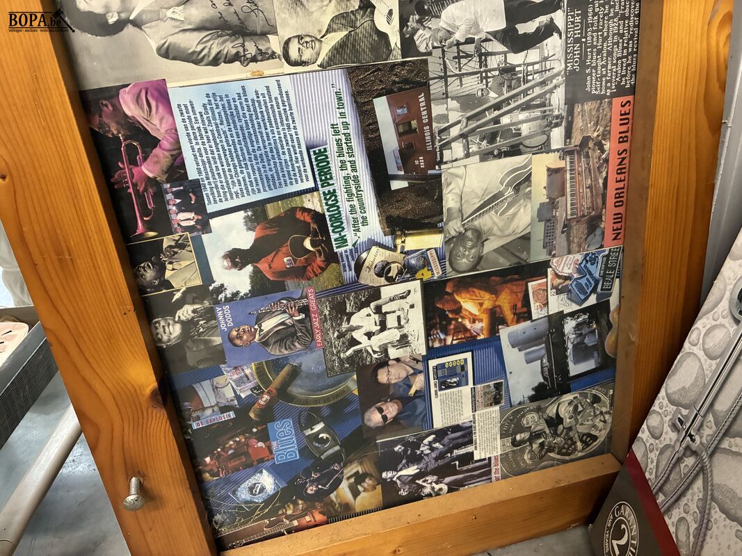 Grote houten wandlijst met collage blues/jazz – foto 3 – kavel bij BOPA Auctions, Oekene