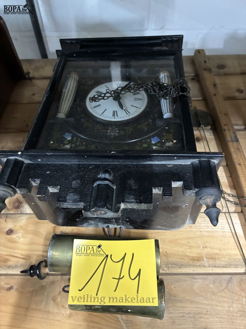 Wandklok met koperen gewichten – foto 2 – kavel bij BOPA Auctions, Oekene