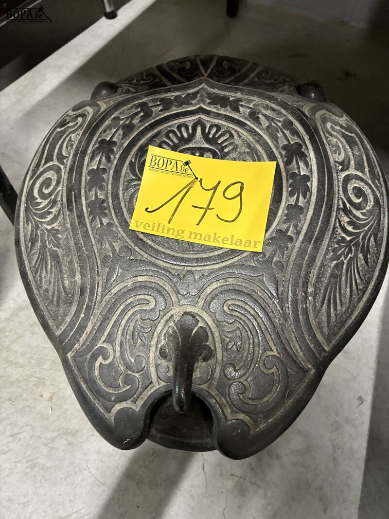 Gietijzeren kolenbak – foto 2 – kavel bij BOPA Auctions, Oekene
