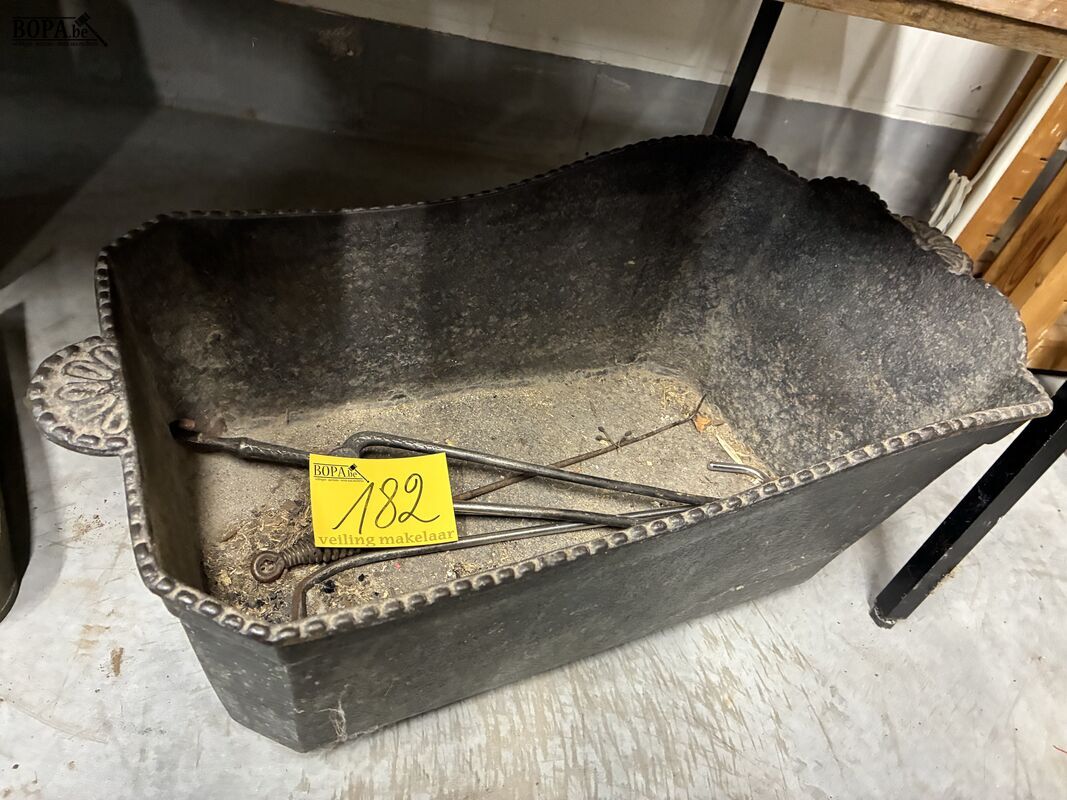 Gietijzeren kolenbak – foto 2 – kavel bij BOPA Auctions, Oekene