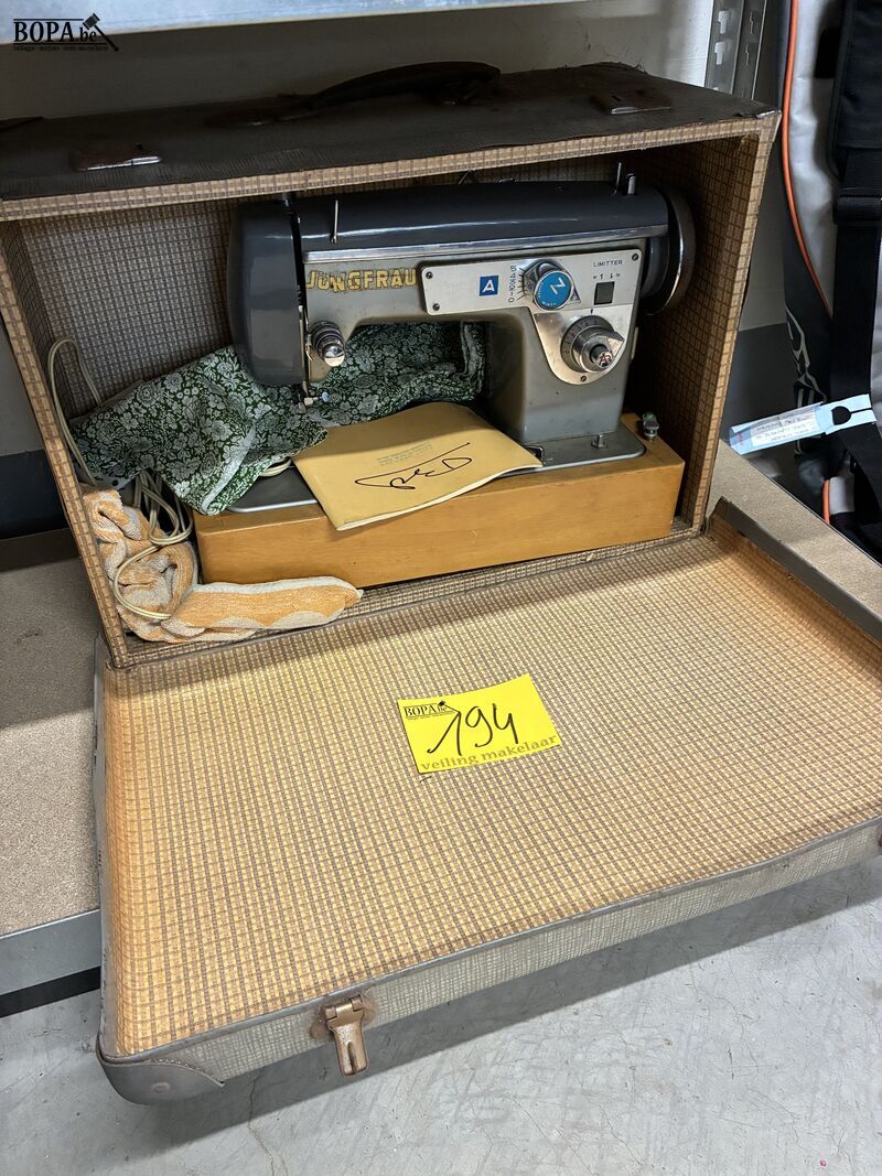 Retro naaimachine Jungfrau in koffer – foto 2 – kavel bij BOPA Auctions, Oekene