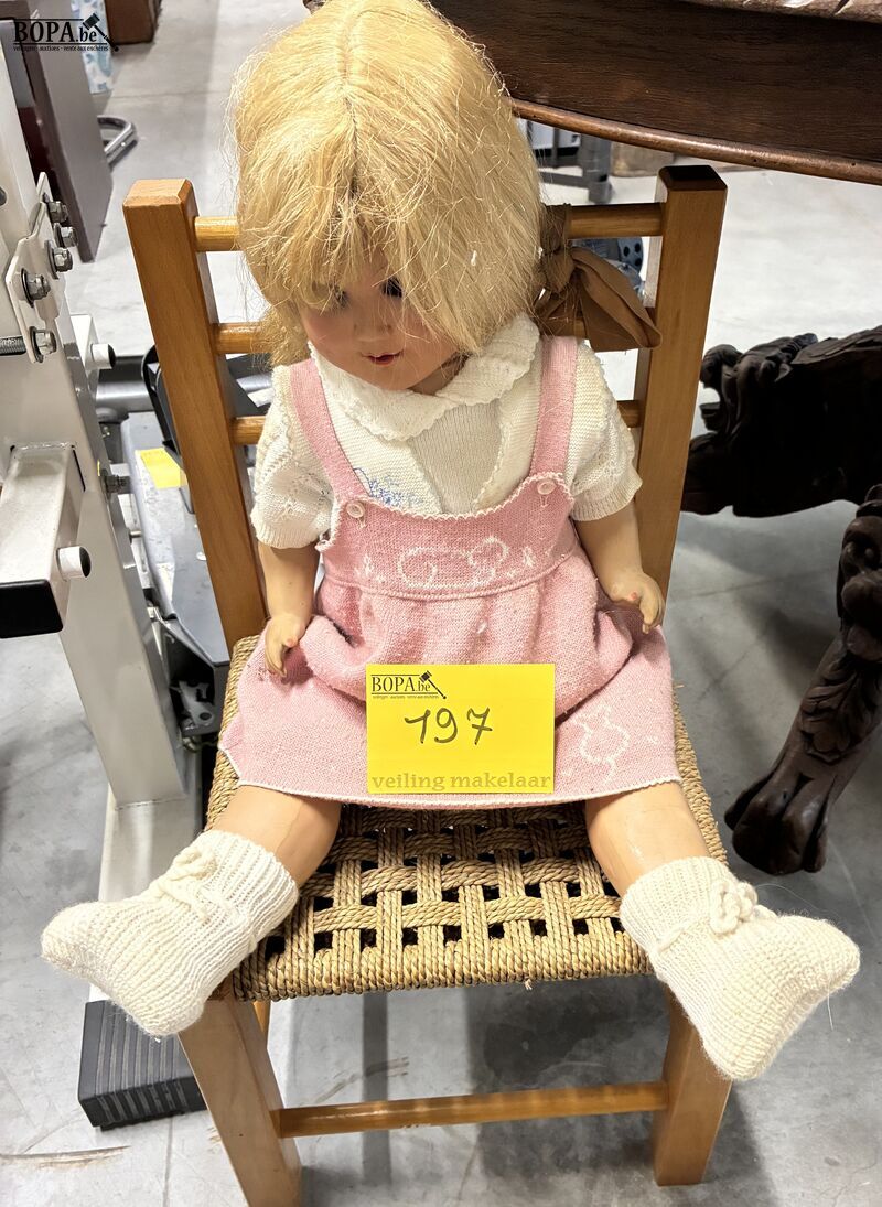 Kinderstoel met pop – foto 2 – kavel bij BOPA Auctions, Oekene