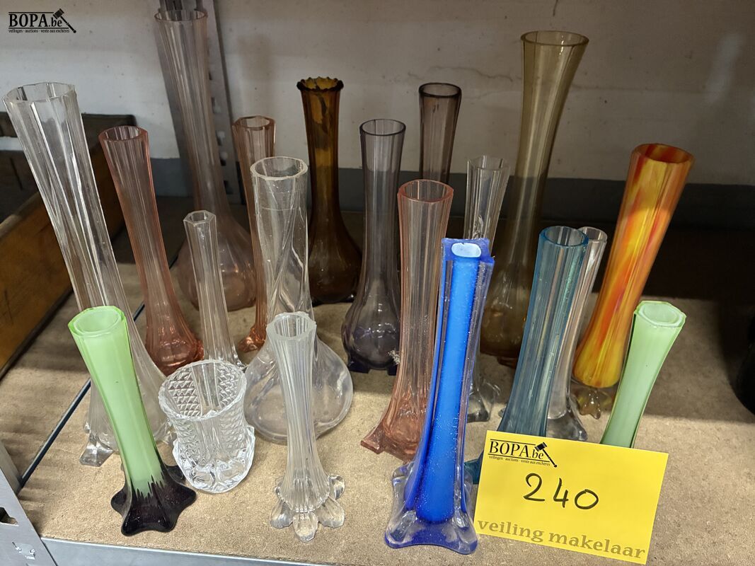 Lot solifleurvaasjes - 19 stuks – foto 2 – kavel bij BOPA Auctions, Oekene