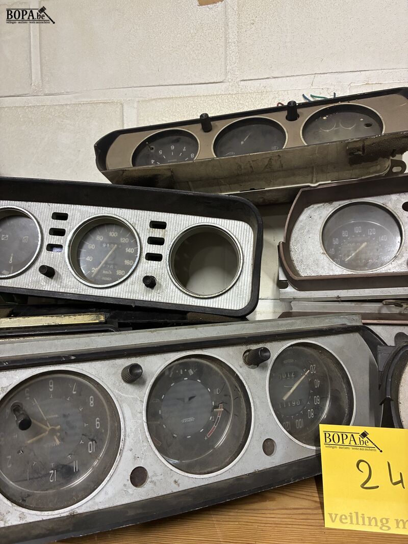 Lot dashbordklokken Peugeot - 9 stuks – foto 4 – kavel bij BOPA Auctions, Oekene