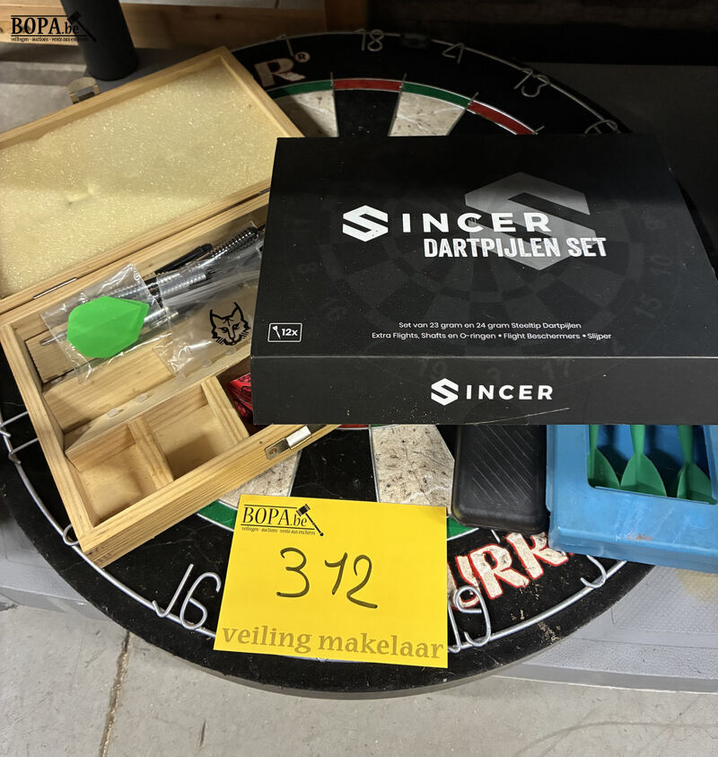 Dartsbord met toebehoren – foto 2 – kavel bij BOPA Auctions, Oekene