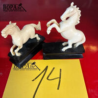 Beeldjes van paarden - 2 stuks – kavel bij BOPA Auctions, Oekene