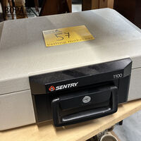 Sentry kluis met sleutel – kavel bij BOPA Auctions, Oekene