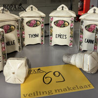Vintage set witte keramieken kruidenpotjes – kavel bij BOPA Auctions, Oekene