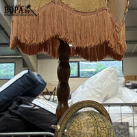 Vintage houten tafellamp met ingebouwde wereldbol – kavel bij BOPA Auctions, Oekene