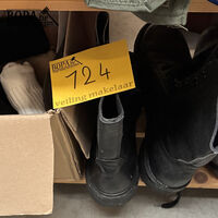 Lot legerbottines en kousen – kavel bij BOPA Auctions, Oekene