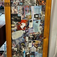 Grote houten wandlijst met collage blues/jazz – kavel bij BOPA Auctions, Oekene