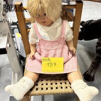 Kinderstoel met pop – kavel bij BOPA Auctions, Oekene