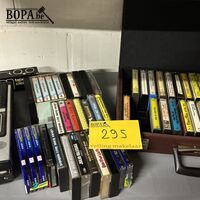 Cassettespeler met cassettes in koffer – kavel bij BOPA Auctions, Oekene
