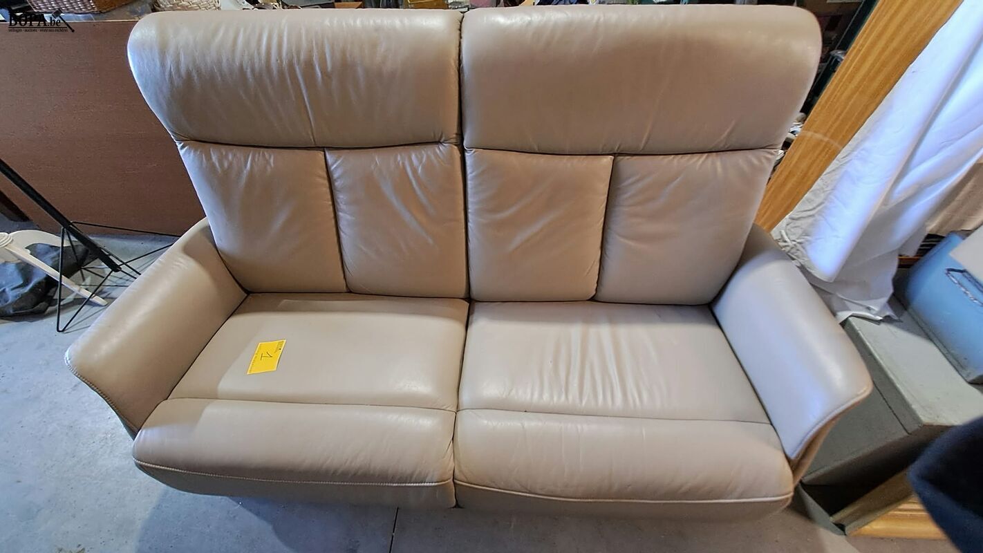 Lichtgrijze lederen relaxsofa voor 2 personen met hoge rugle – foto 2 – kavel bij BOPA Auctions, Aarsele