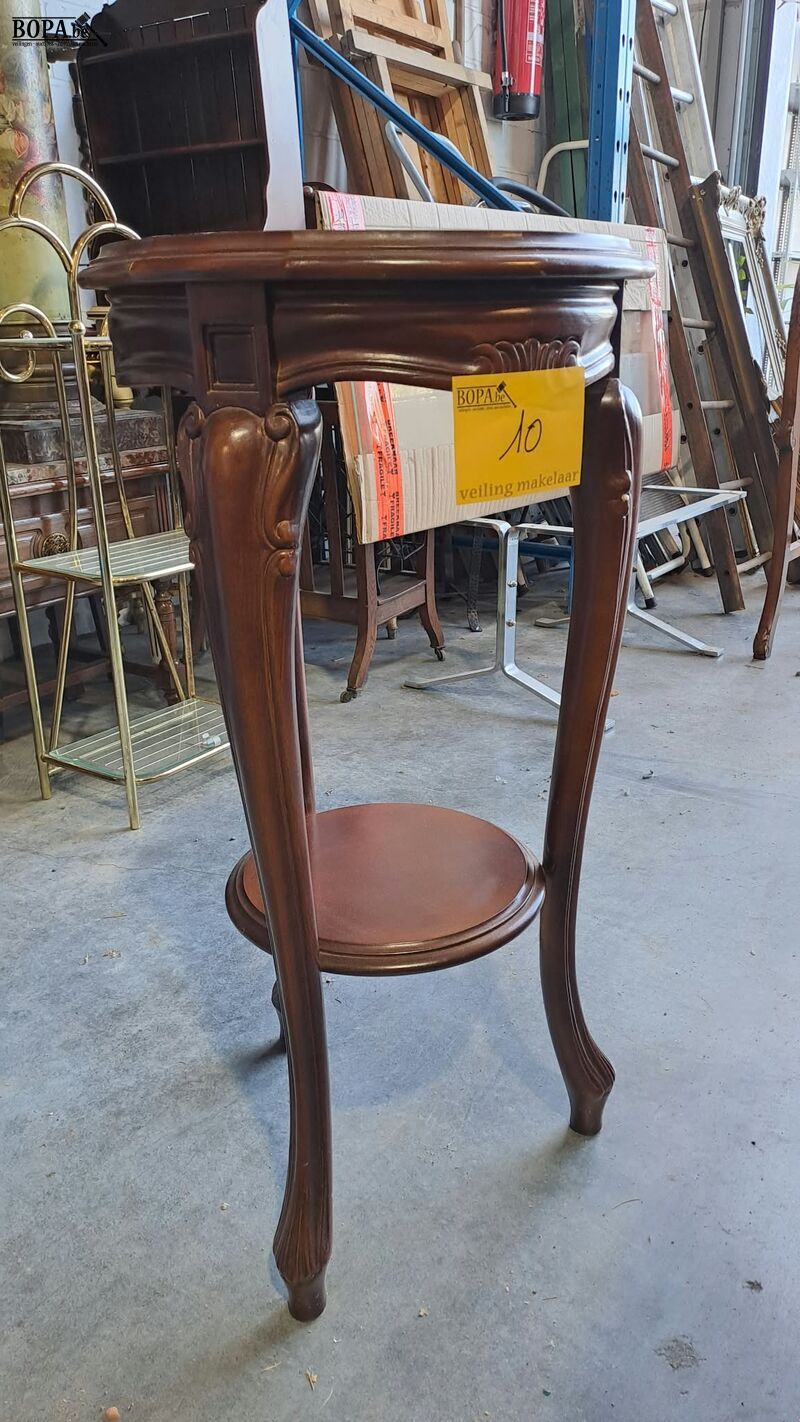 Sierlijke houten bijzettafel met blad in vlechtwerk en glas – foto 2 – kavel bij BOPA Auctions, Aarsele